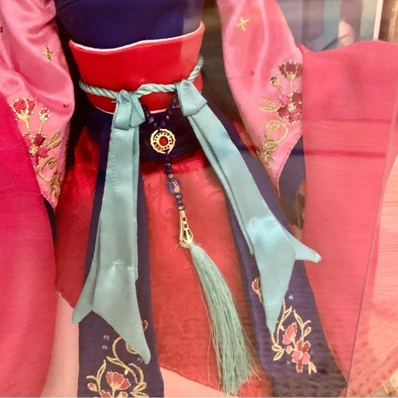 Mulan 25th Anniversary Collectible Display Figure Doll - Picture 3 of 11